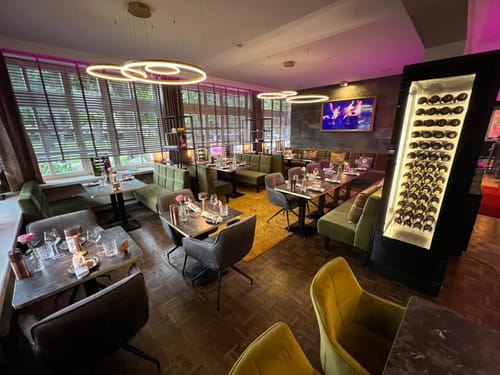 Modernes Restaurant mit stilvollem Interieur und gemütlicher Atmosphäre