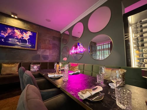 Elegantes Restaurant mit stilvoller Beleuchtung und edlem Tischgedeck
