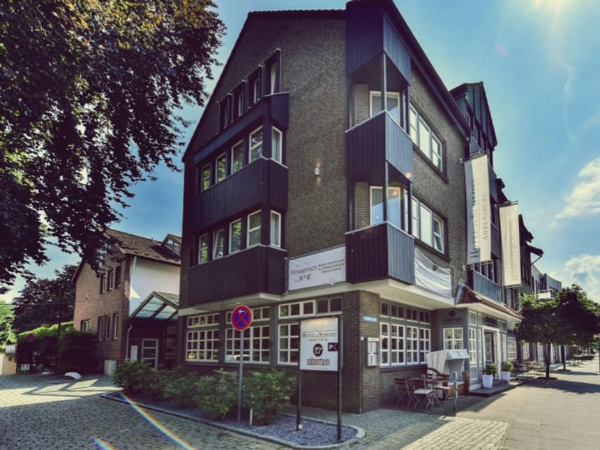 Außenansicht eines modernen Stadthauses bei sonnigem Wetter.