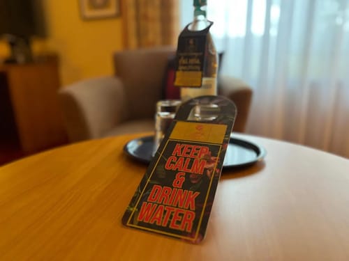 Eine Flasche Wasser auf einem Tisch