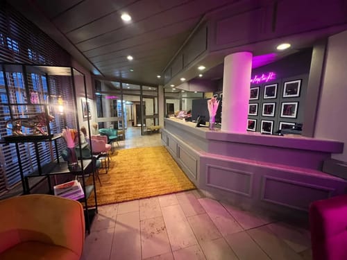 Hotelrezeption mit stilvoller Inneneinrichtung und farbiger Beleuchtung