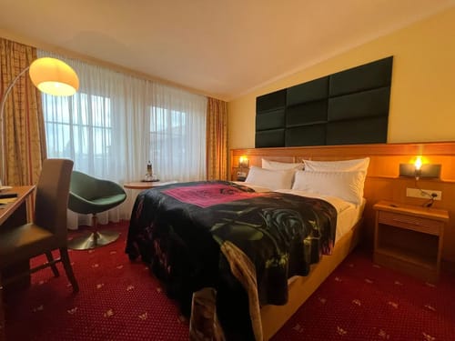 Gemütliches Hotelzimmer mit Doppelbett und moderner Einrichtung
