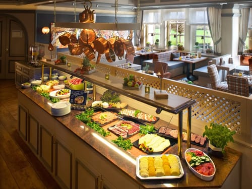 Buffet im Restaurant mit verschiedenen Speisen