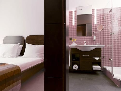 Ansicht direkt zum Bad und in das Schlafzimmer mit Doppelbett
