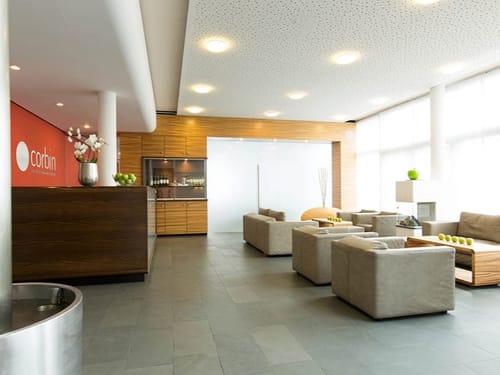 Rezeption und Loungebereich im Eingang