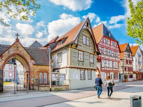 Historische Fachwerkhäuser in einer deutschen Altstadt bei sonnigem Wetter