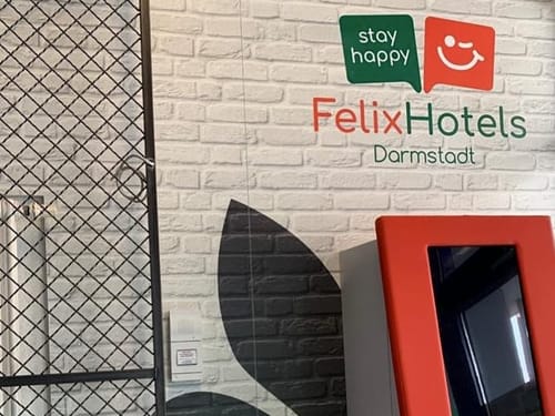 Logo von Felix Hotels Darmstadt an einer Backsteinwand