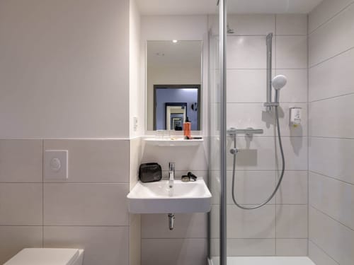 Modernes Badezimmer mit Dusche und Waschbecken