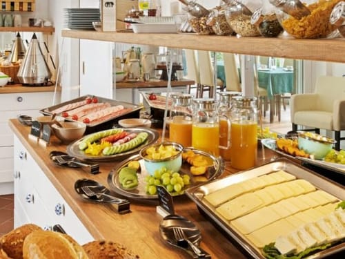 Verschiedene Speisen am Frühstücksbuffet