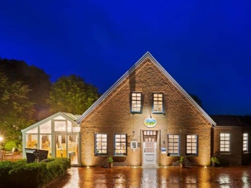 Beleuchtetes Hotel am Abend