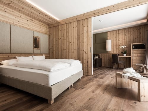 Alpines Hotelzimmer mit Naturholz und modernem Design