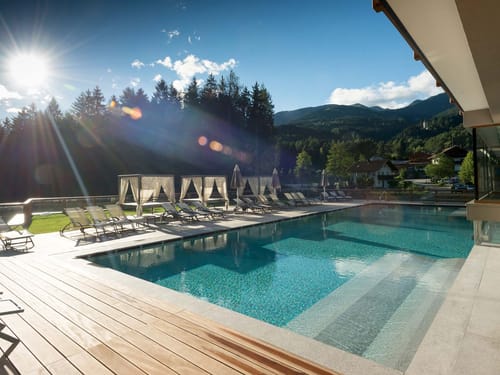 Außenpool mit Bergblick – Luxus-Wellnesshotel in den Alpen
