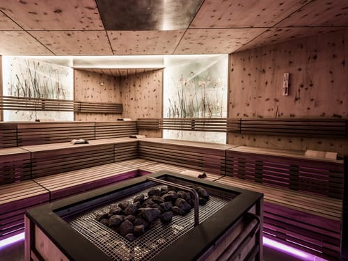 Exklusive Designsauna mit Naturholz und ambientem Licht – Wellness & Spa