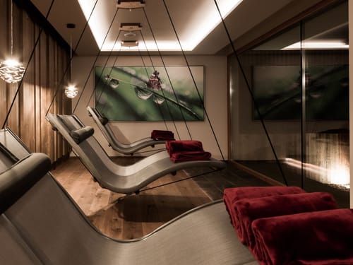 Exklusiver Spa-Ruheraum mit Designer-Liegen und stimmungsvollem Ambiente
