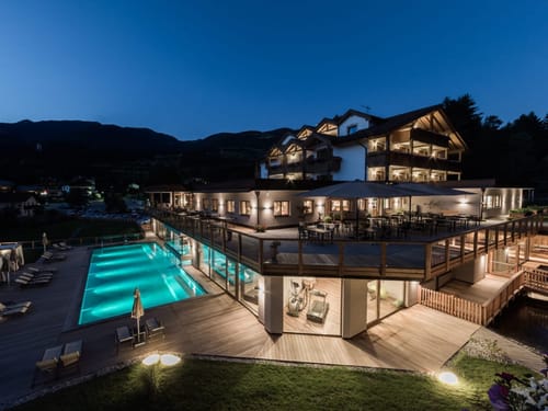 Hotel mit Pool in Südtirol – Abendstimmung und Bergblick