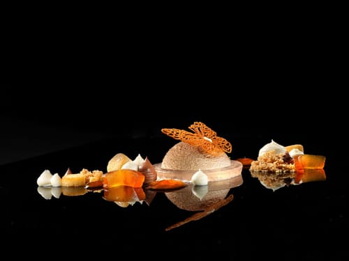 Kunstvolles Patisserie-Dessert mit Zuckerdekor und Karamell-Komponenten