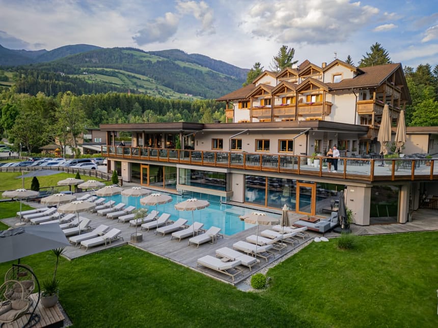 Luxuriöses Alpenhotel mit Infinity-Pool und Panoramablick auf die Berge