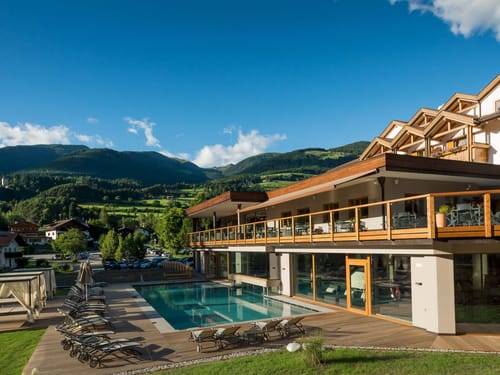 Luxus-Wellnesshotel mit Pool in den Dolomiten – Südtirol Urlaub