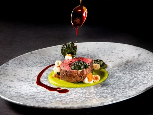 Rinderfilet mit Rotweinreduktion und Erbsenpüree – Fine Dining Gericht