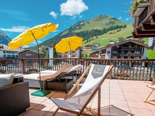 Sonnenterrasse mit Relaxliegen und einem herrlichen Blick auf die Berge