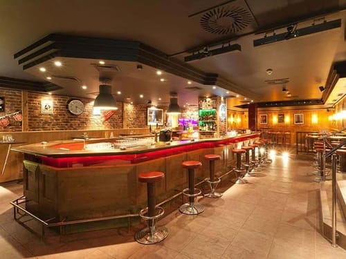 Hotelbar mit roten Barhockern