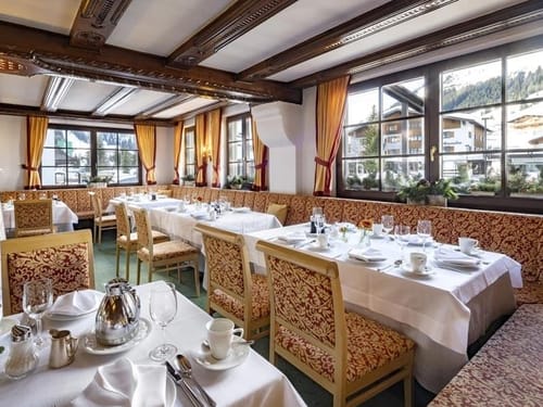 weiß eingedeckte Tische im Frühstücksraum