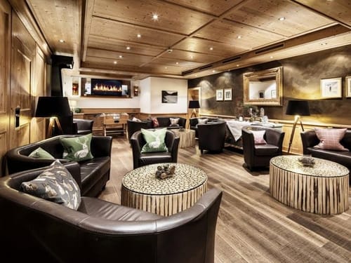 verschiedene Loungemöbel in der Lobby
