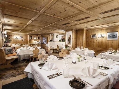 Hotelrestaurant mit festlich weiß eingedeckten Tischen