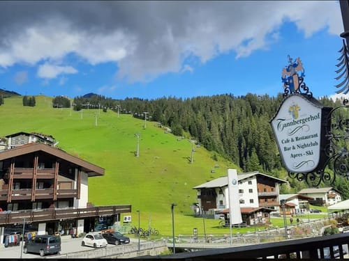 direkter Blick auf die Skipiste vom Hotelzimmer