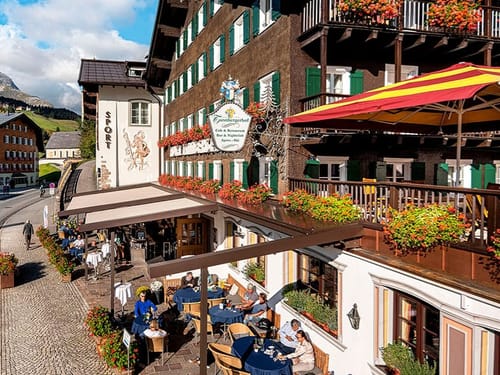 Hotelansicht von vorne mit Terrasse