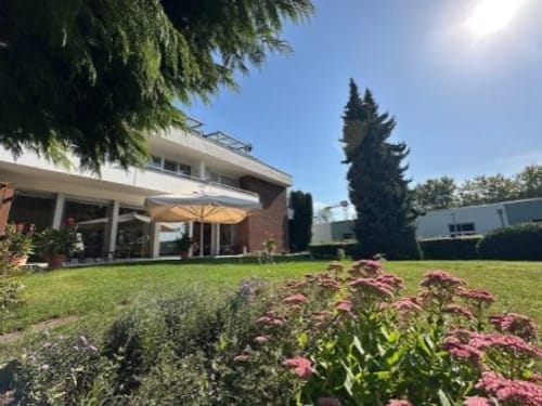 Entdecken Sie dieses moderne Hotel mit malerischem Garten in einer ruhigen Wohngegend. Ideal für Naturliebhaber und Ruhesuchende. Perfekt ausgerichtet für sonnige Nachmittage im Freien.