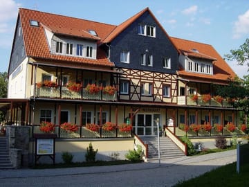 Ansicht Hotel bei Sonnschein