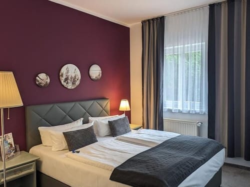 Doppelzimmer Standard mit Boxspringbett, Stehlampe und Nachttisch