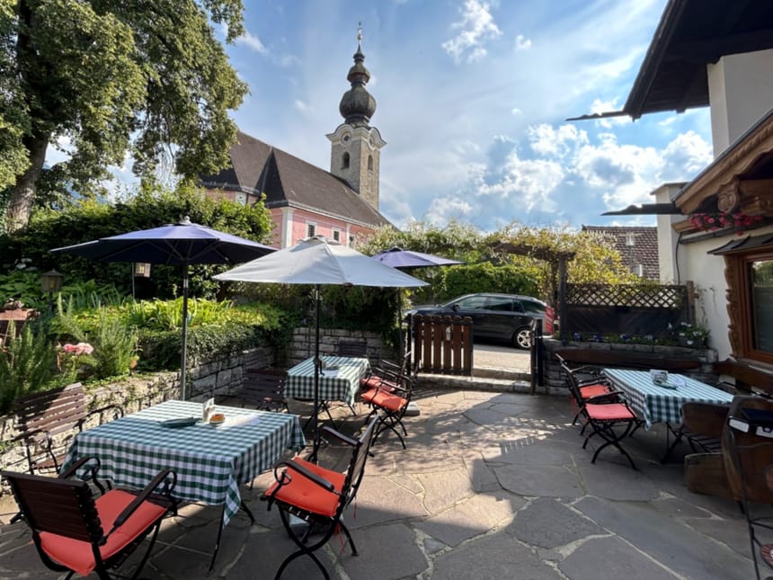 Entspannter Biergarten mit Kirchturmblick