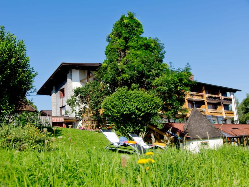 Gemütliches Hotel im Grünen mit Liegestühlen auf der Wiese