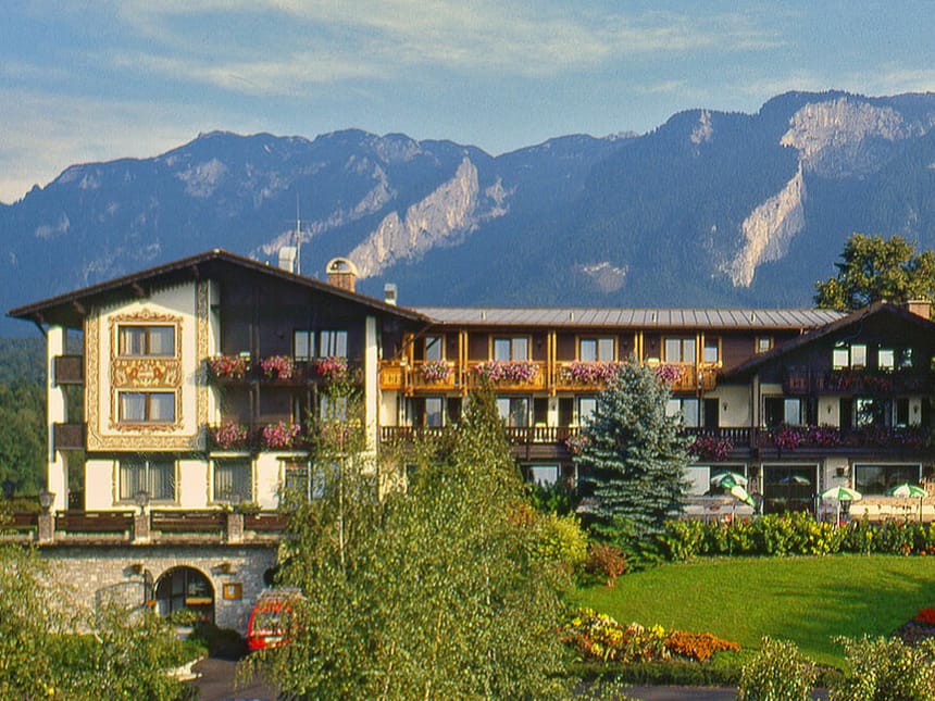 Traditionelles bayerisches Hotel mit Bergkulisse