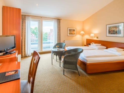Großes Zimmer mit Schreibtisch, TV und Sitzmöglichkeiten