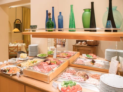 Frühstücksbuffet mit angerichteten Speisen