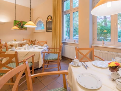 Frühstücksraum mit eingedeckten Tischen