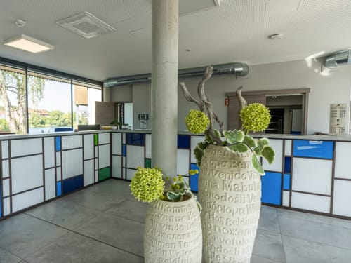 Lobby mit Rezeption und Panoramafenstern