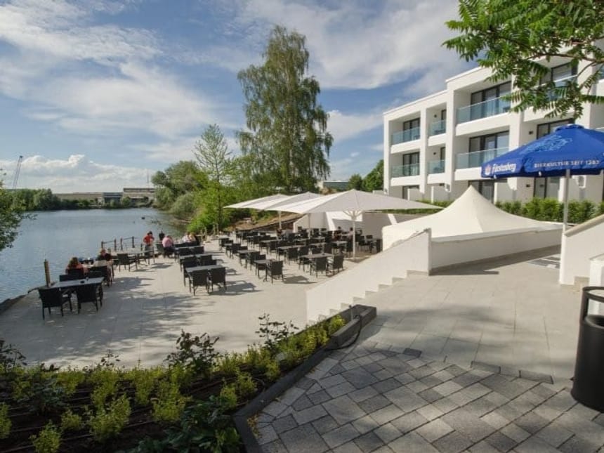 Hausansicht Hotel mit Seeblick