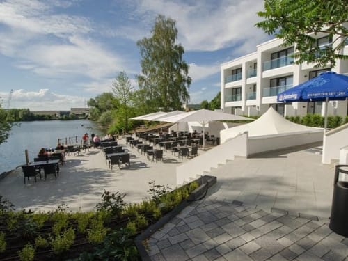 Hausansicht Hotel mit Seeblick