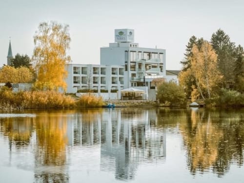 Ansicht des Hotels von der Seeseite aus