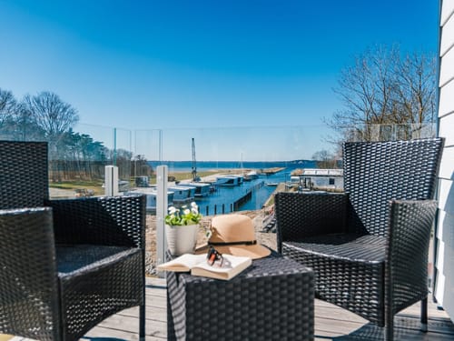 zwei Stühle und Tisch auf dem Balkon