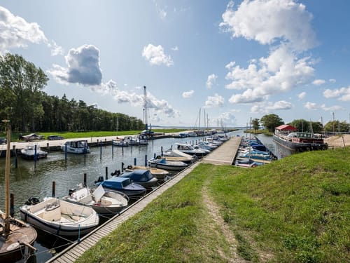 naturbelassener Hafen mit Bootssteg