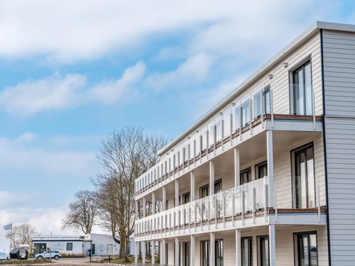 Ansicht des Hotels bei Sonnenschein