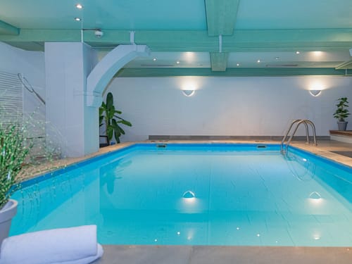 Pool mit zwei Liegen
