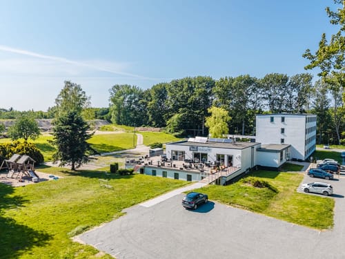 Ansicht Hotel Mukran mit Gartenbereich