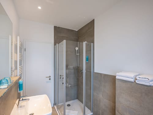 Helles, freundliches Badezimmer