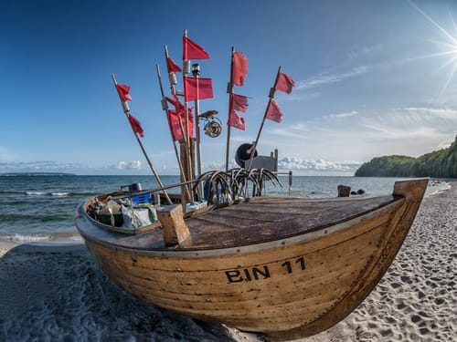 Gestrandetes Holzschiff